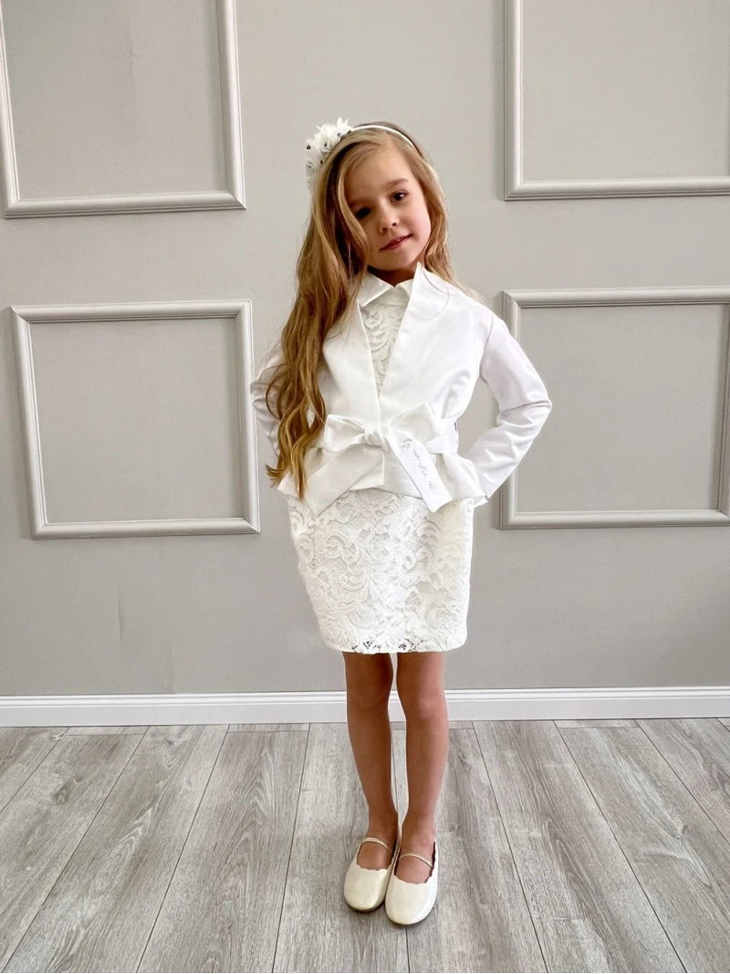 Dievčenské elegantné sako s opaskom