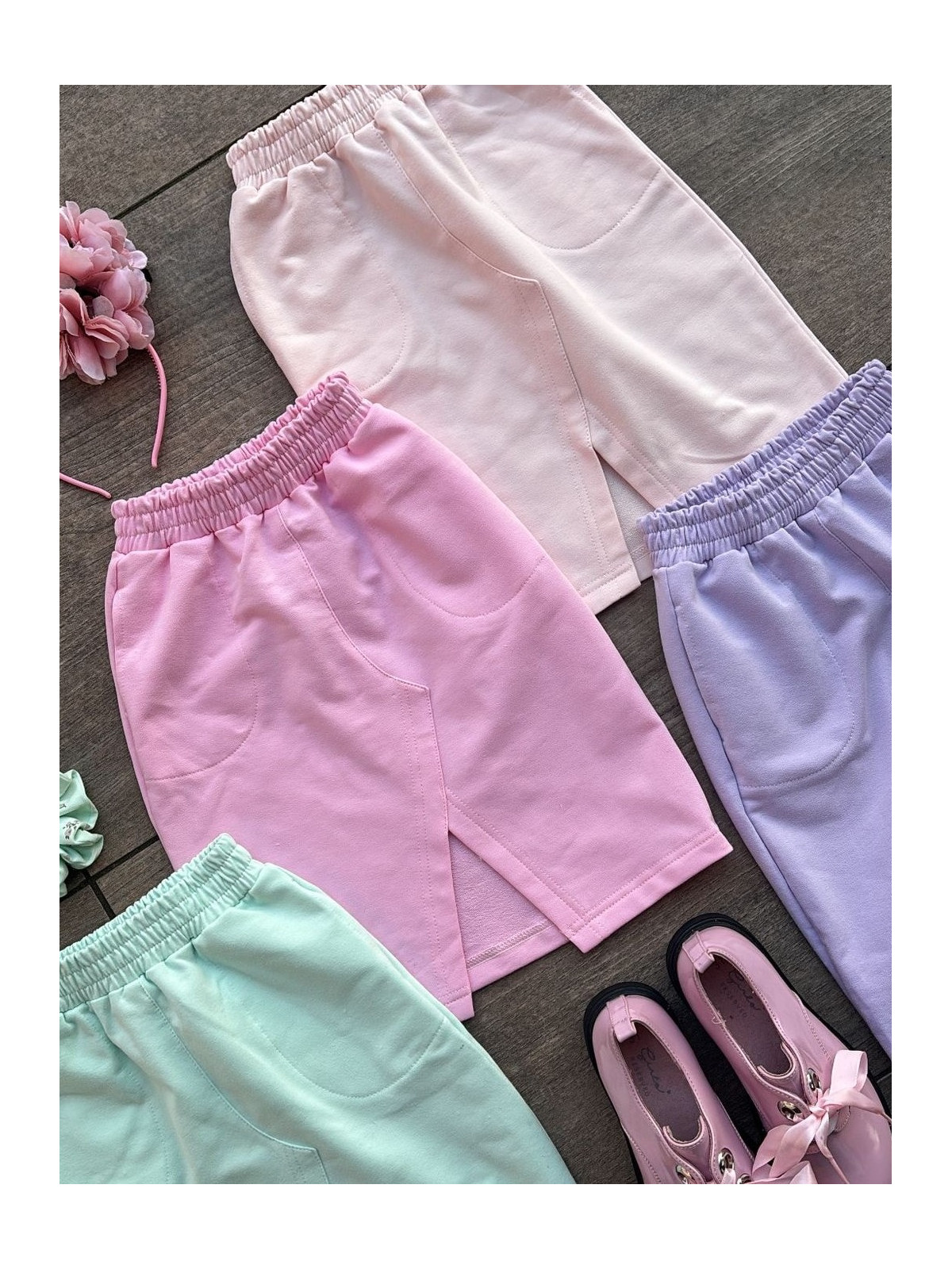 Dievčenská sukňa s rozparkom viac farieb