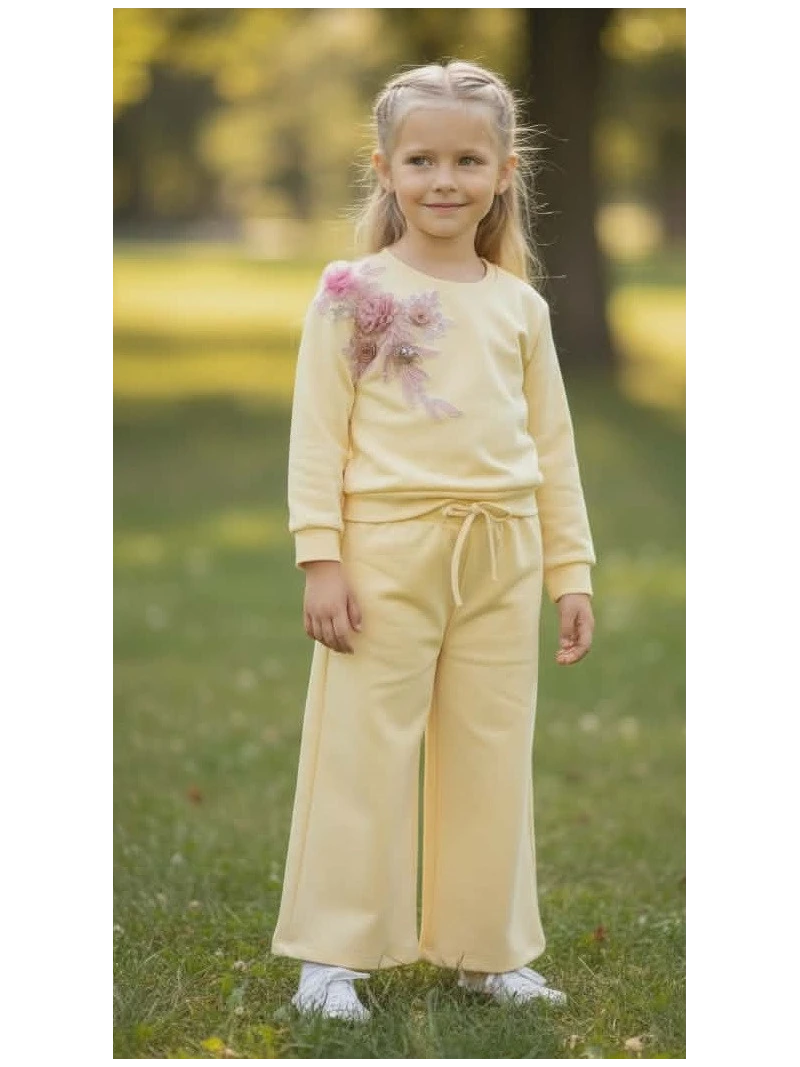 Dievčenský komplet zdobený kvetmi