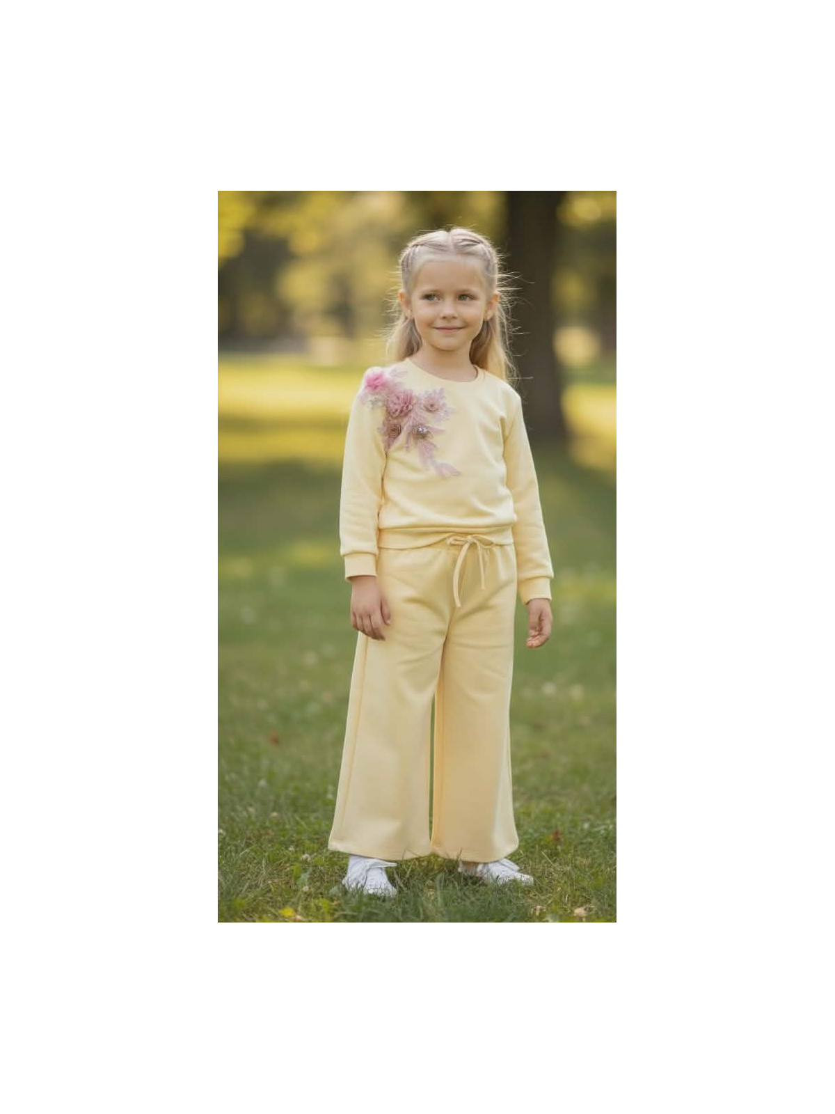 Dievčenský komplet zdobený kvetmi