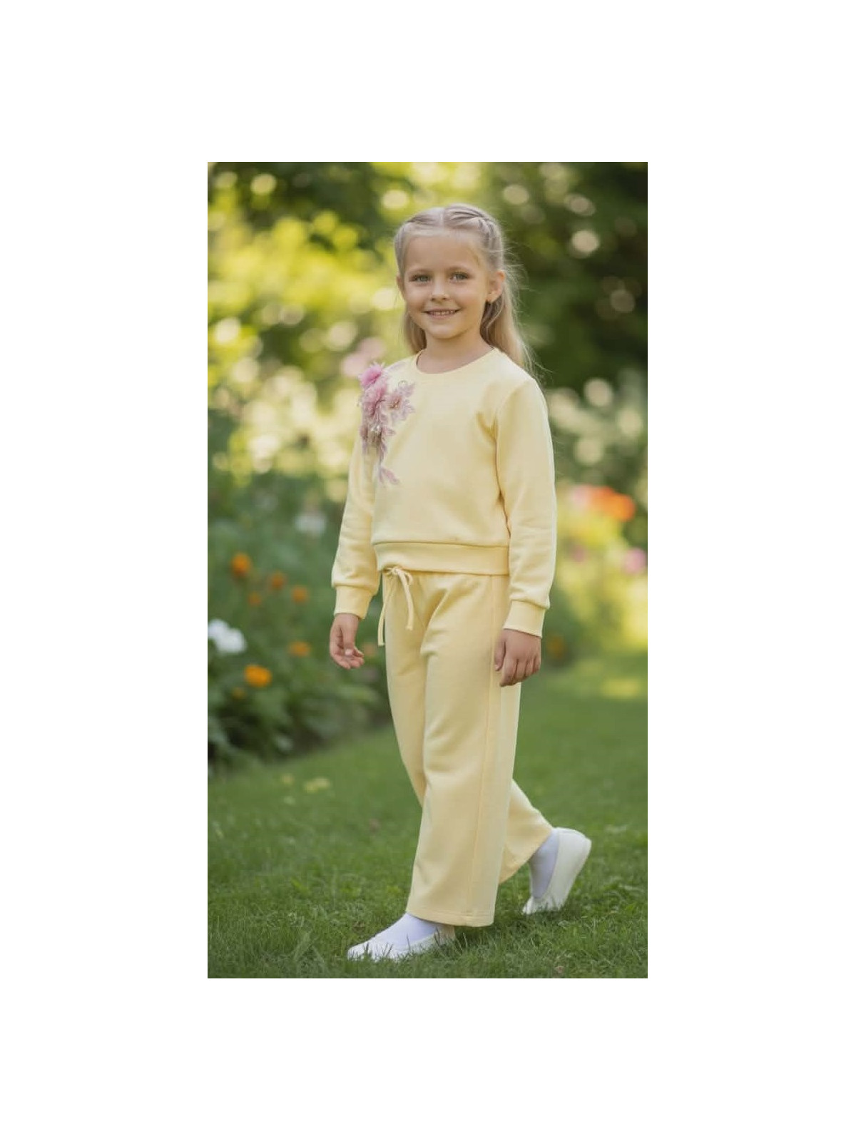 Dievčenský komplet zdobený kvetmi