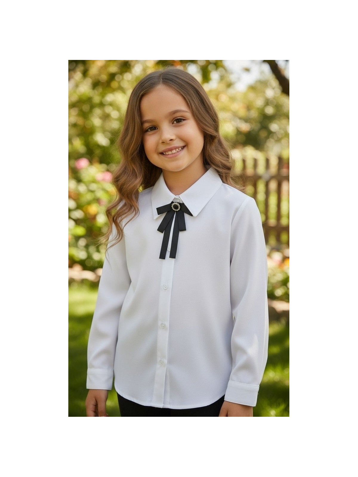 Dievčenská blúzka s brošňou