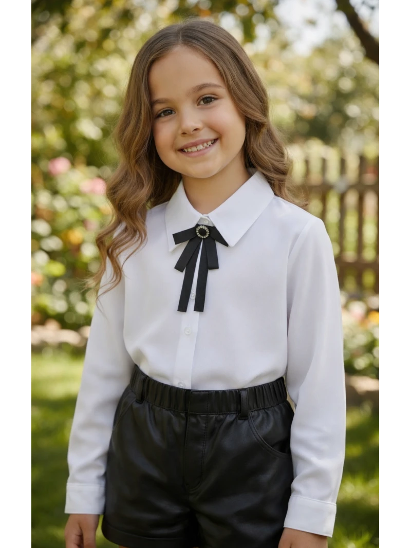 Dievčenská blúzka s brošňou