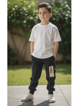 Chlapčenské kapsáčové tepláky s príveskom