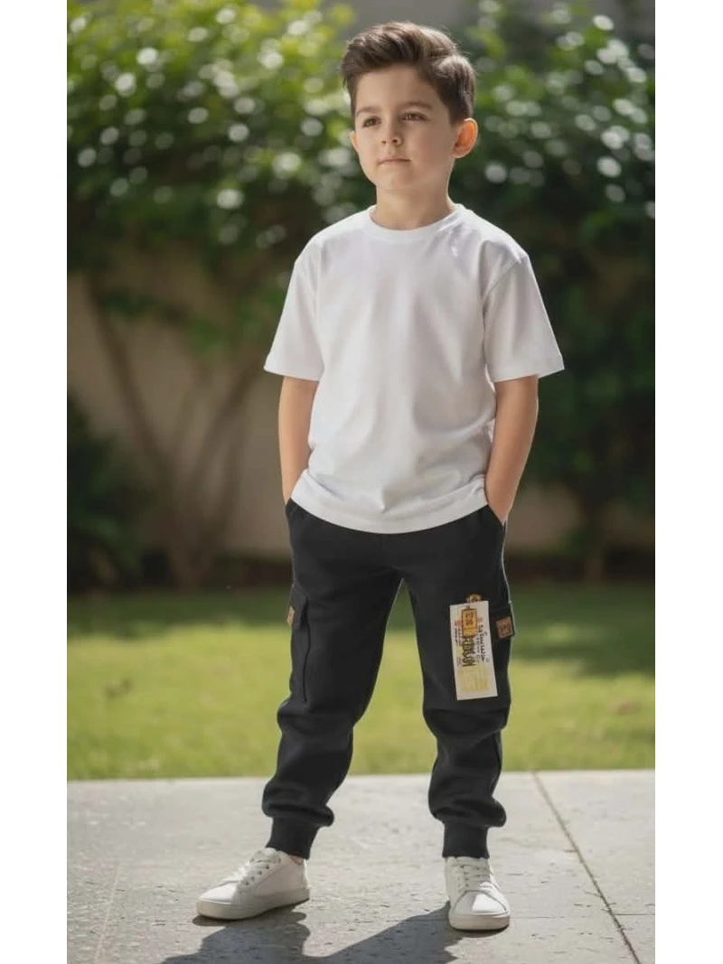 Chlapčenské kapsáčové tepláky s príveskom