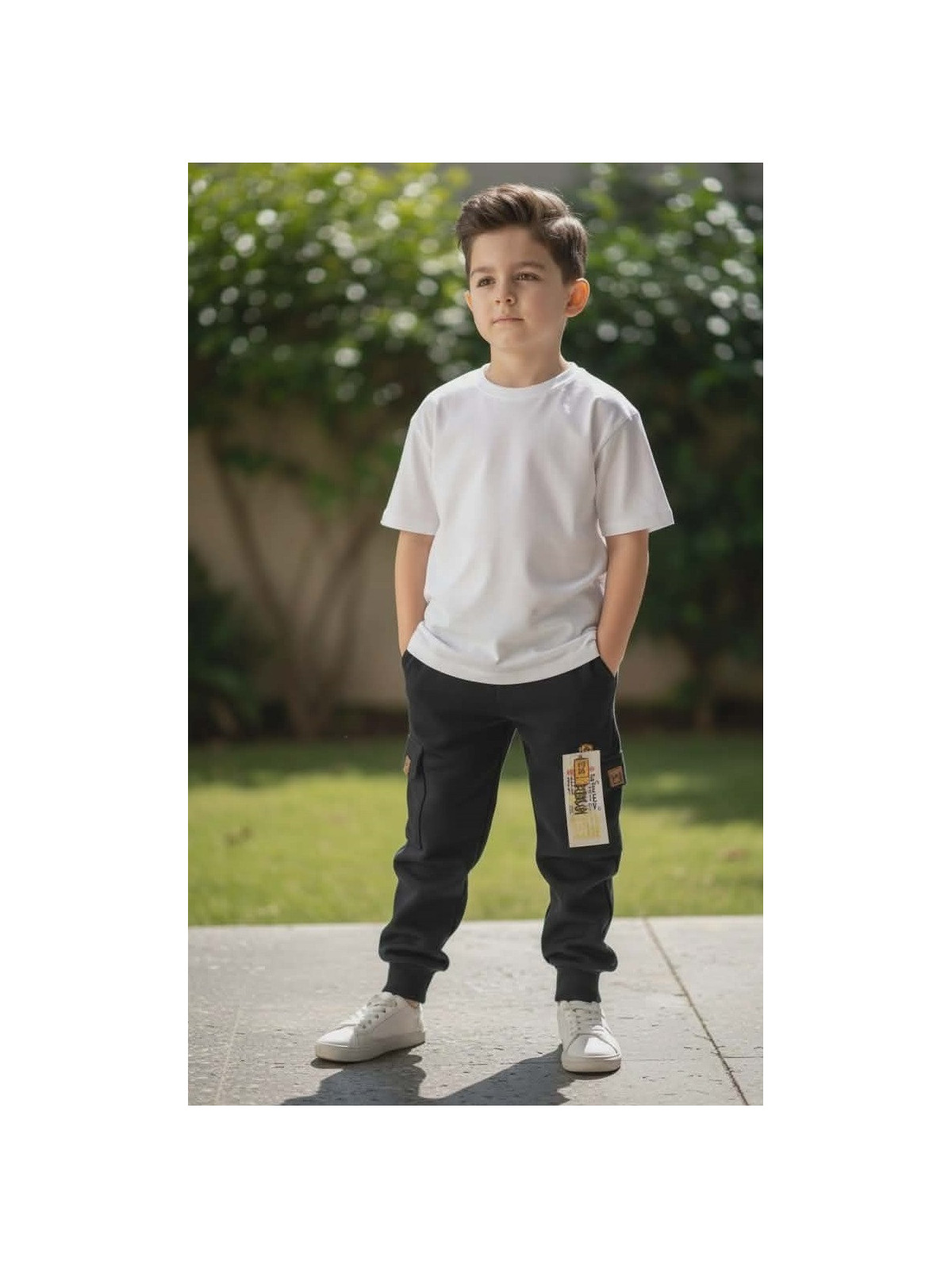 Chlapčenské kapsáčové tepláky s príveskom