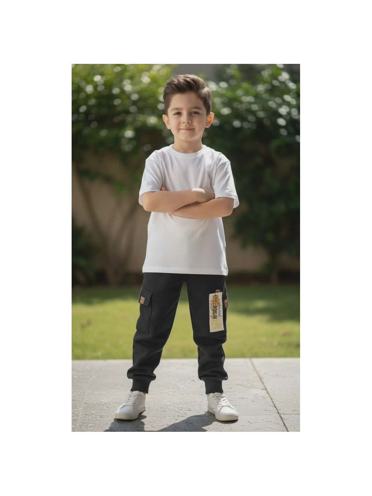 Chlapčenské kapsáčové tepláky s príveskom