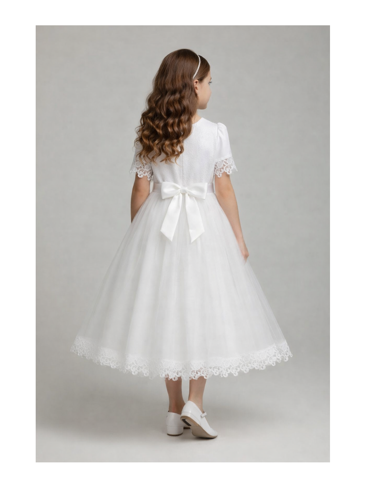 Dievčenské spoločenské šaty s čipkou na rukáve