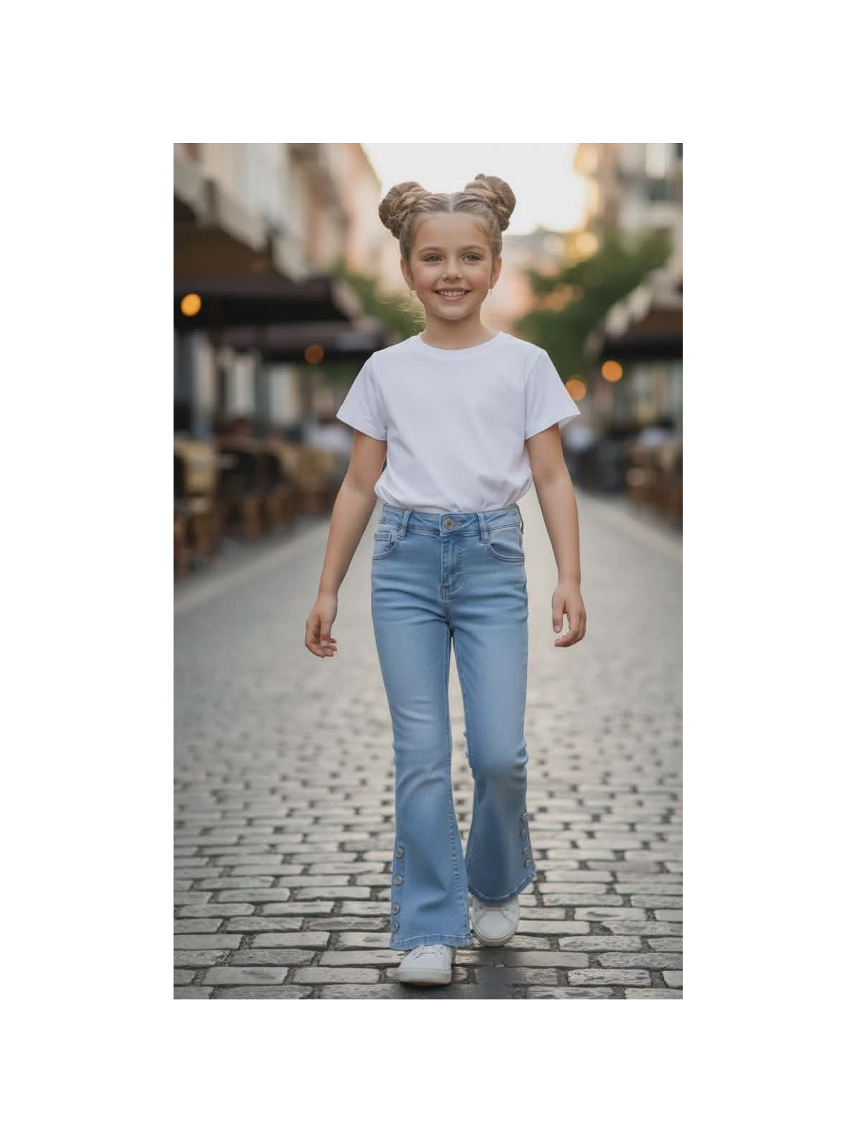 Dievčenské zvonové rifle zdobené gombíkmi